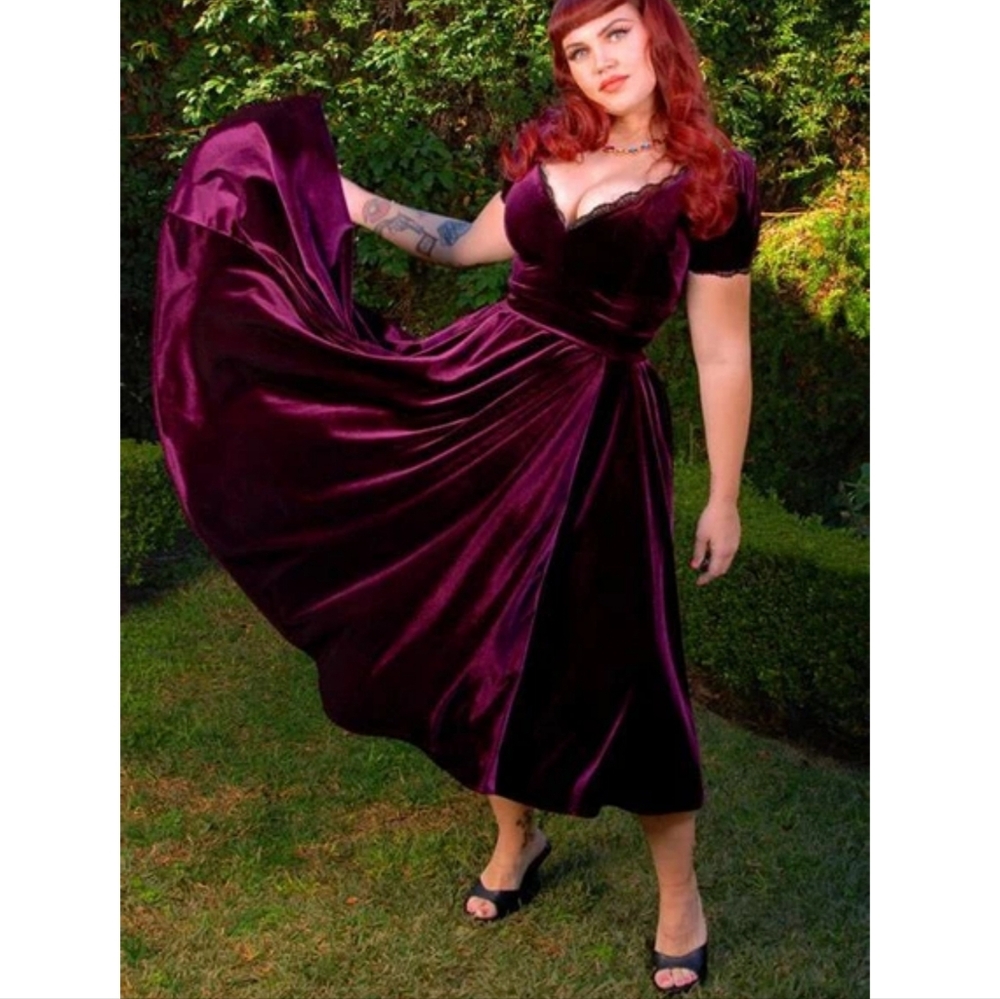 Chic Velvet Midi Dress in Rich Purple